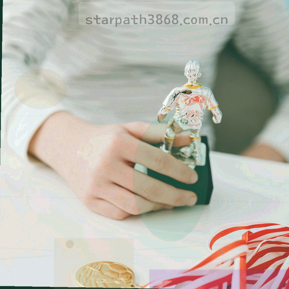 由多个明暗不一的光点组成的星群图，每个光点对应一个内容栏目